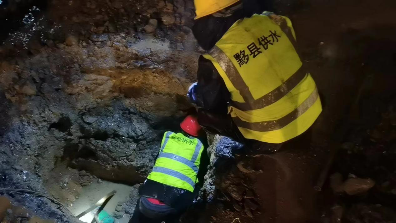 顶风冒雨忙抢修 保障供水暖民心